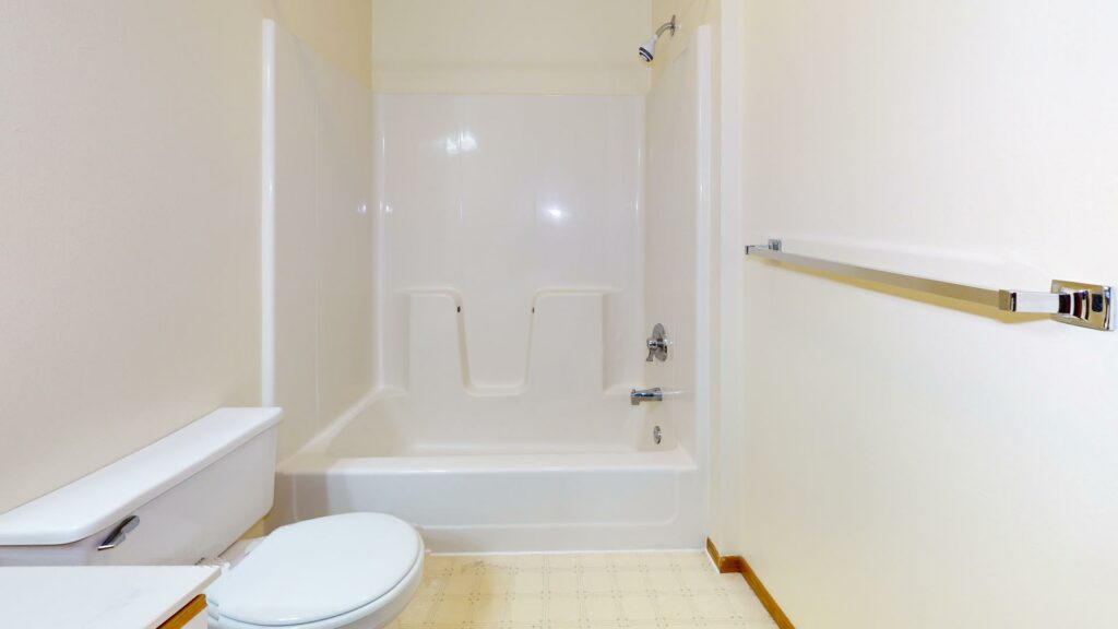 bathroom with full shower/tub
